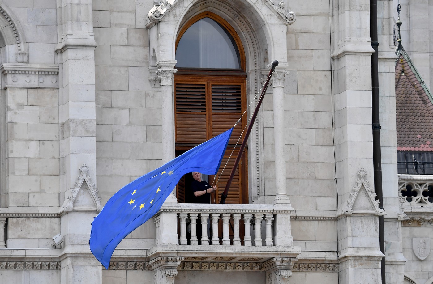 Drapelul Uniunii Europene a revenit pe clădirea Parlamentului de la Budapesta după 12 ani de absență. FIDESZ nu a aplaudat decizia