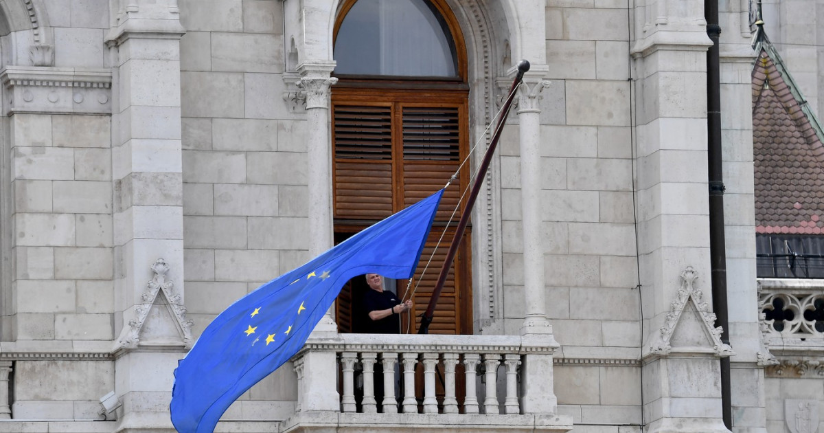 Steagul Uniunii Europene revine la Parlamentul din Budapesta