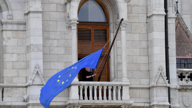 Drapelul Uniunii Europene a revenit la Parlamentul din Budapesta. Foto Profimedia