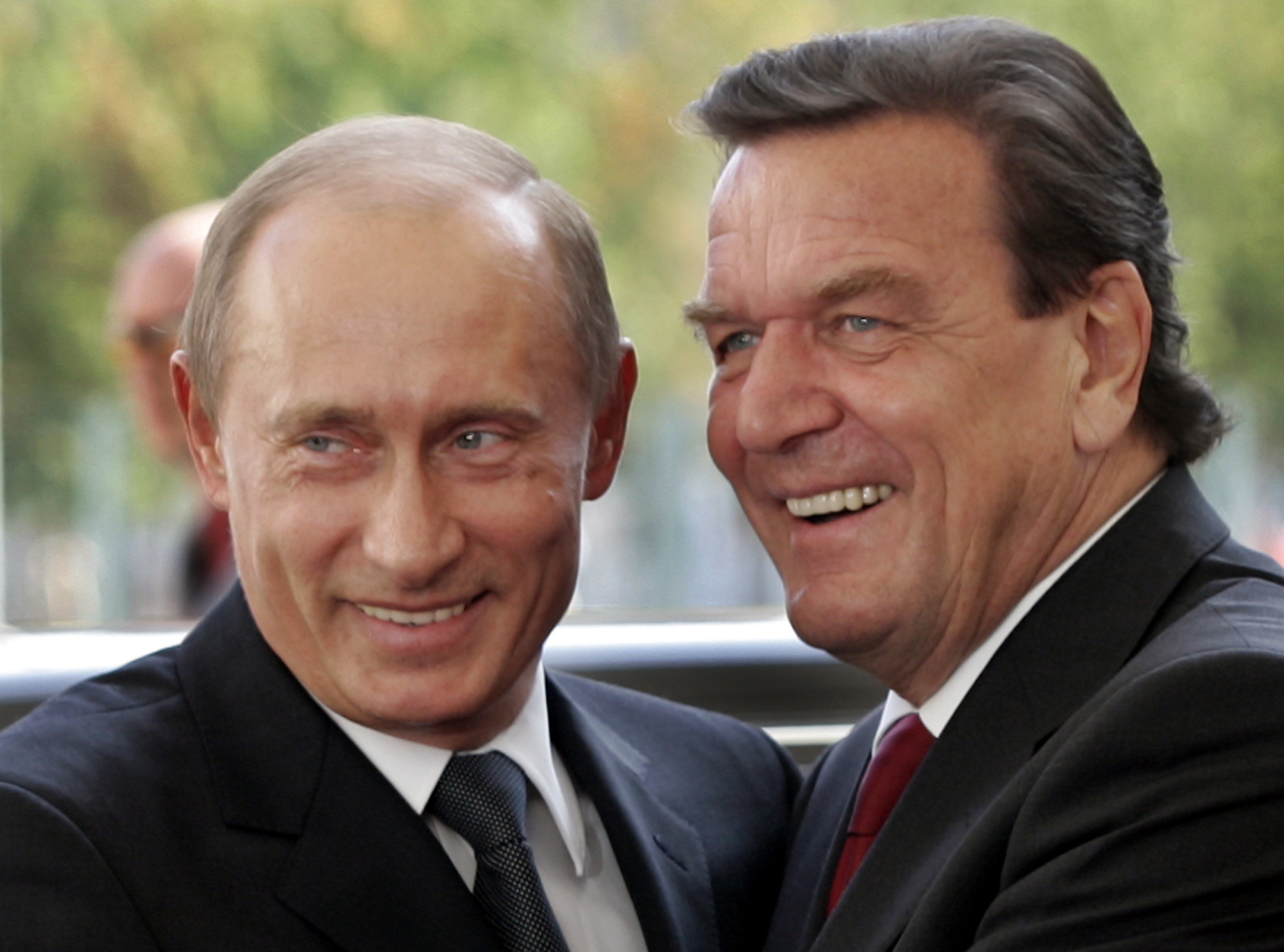 Germania, sceptică faţă de propunerea Kremlinului ca Schroeder să medieze pacea din Ucraina. Prietenia fostului cancelar cu Putin