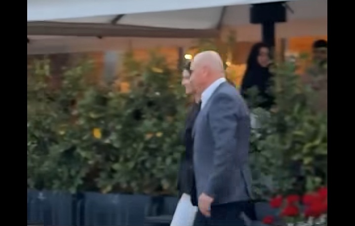 Premierul Ilie Bolojan, aplaudat în Cetatea Oradea, la ieşirea dintr-un restaurant