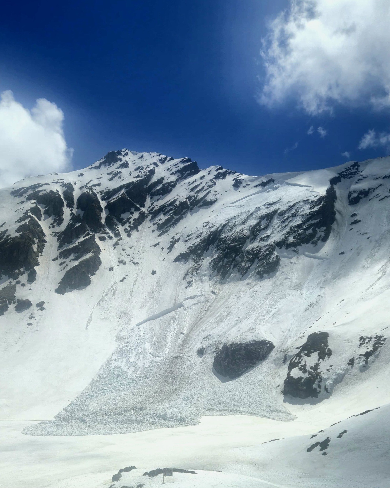 Avalanșă de mari dimensiuni la Bâlea Lac. Avertismentul specialiștilor: „Se pot produce în orice moment al zilei”