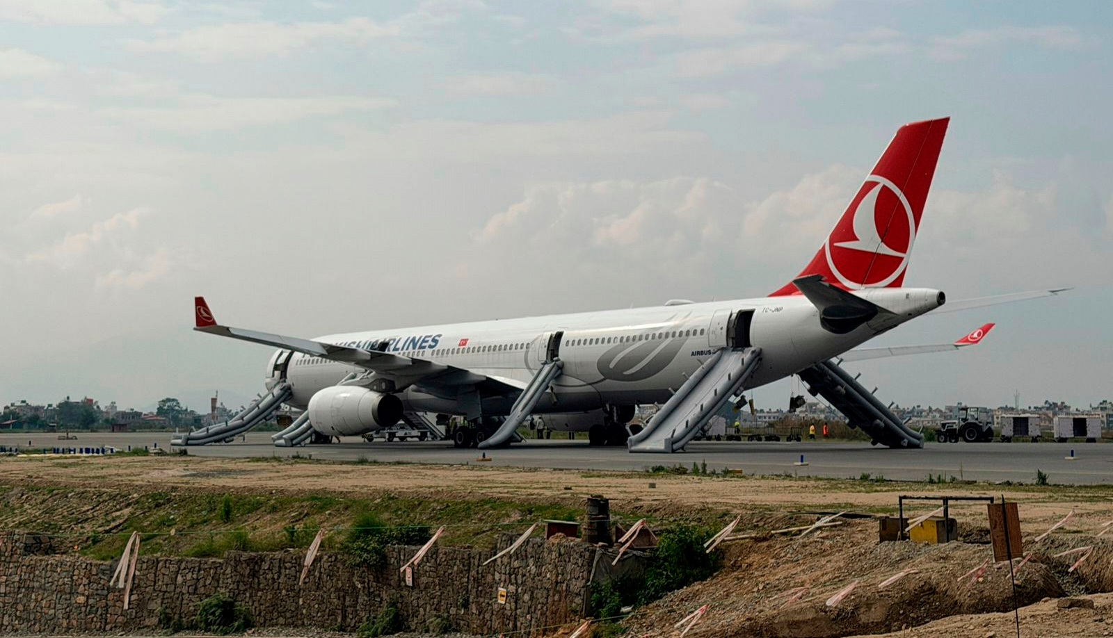 Incendiu la aterizarea unui avion cu 277 de pasageri pe principalul aeroport din Nepal