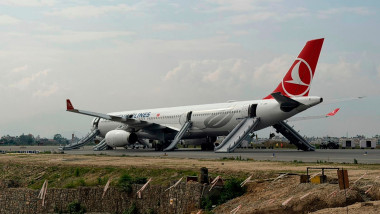 avion pe pista cu toboganele desfasurate
