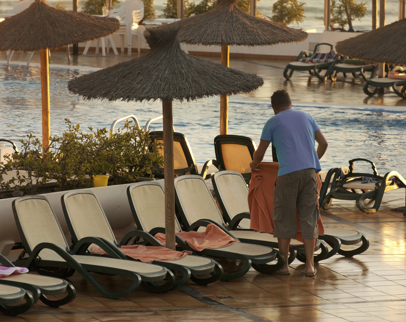 Ce măsuri iau hotelurile în „războiul prosoapelor”, pentru a se asigura că niciun client nu rămâne fără șezlong