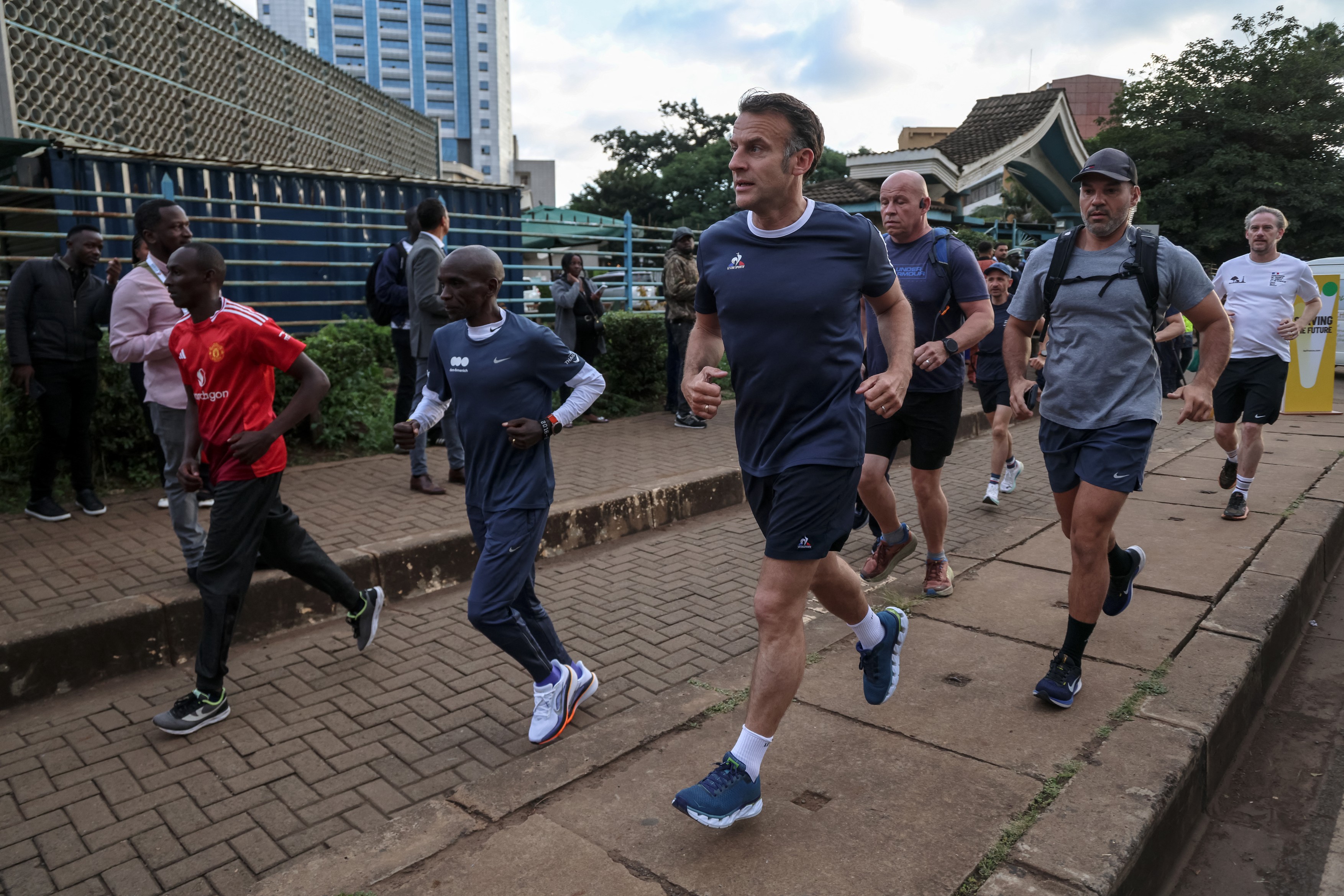 Macron, alergare matinală pe străzile din Nairobi împreună cu dublul campion olimpic Kipchoge, înaintea summitului „Africa Forward”