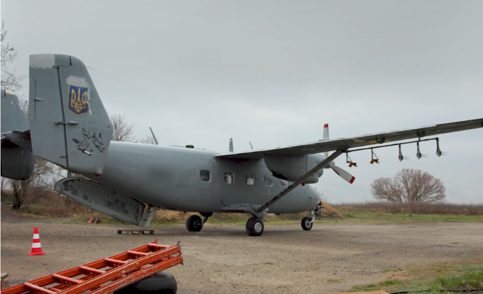 Cum au reușit ucrainenii să doboare sute de drone rusești, cu un vechi An-28 modificat și echipat cu mitraliere și drone interceptoare