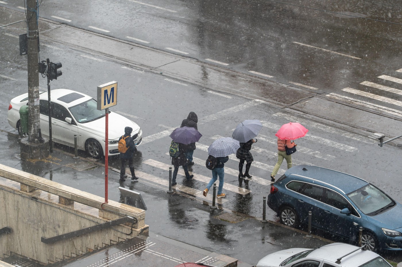 HARTĂ Meteorologii au actualizat codurile de ploi, vijelii și vreme rece. E vizată aproape toată țara