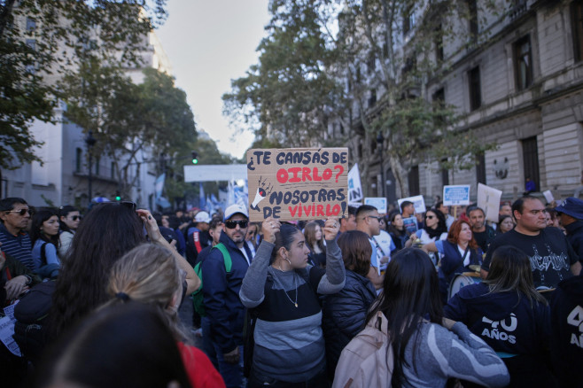 Nationwide march in defense of public university held in Buenos Aires