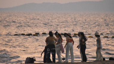 turisti pe plaja in thailanda