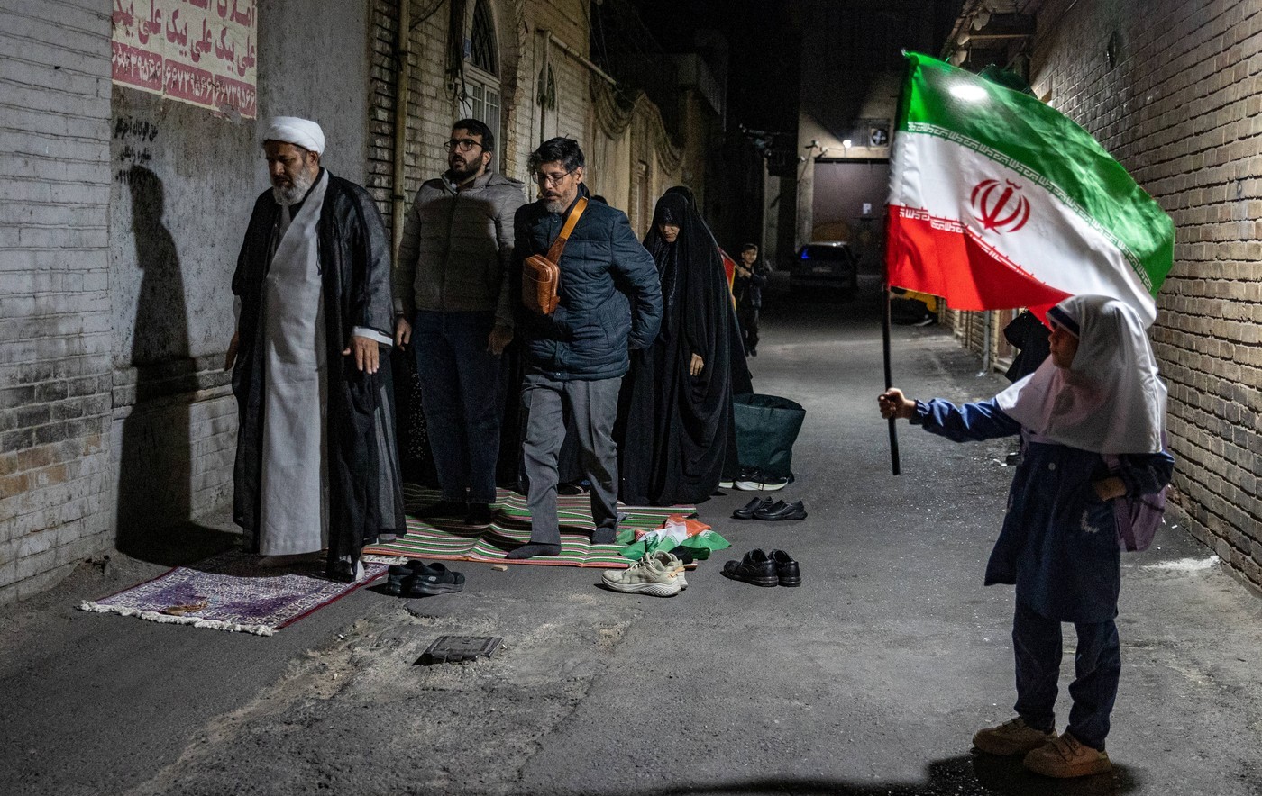 „Cumpărăm doar pâine și cartofi”. Cum a schimbat războiul viața iranienilor: inflație de peste 53% și alimente tot mai scumpe