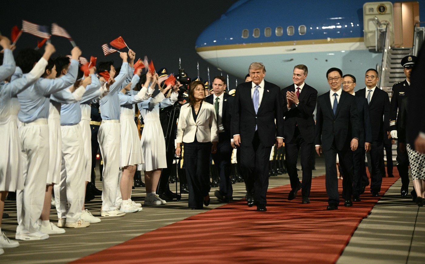 Donald Trump a ajuns la Beijing, unde îi va cere lui Xi Jinping „să deschidă China”