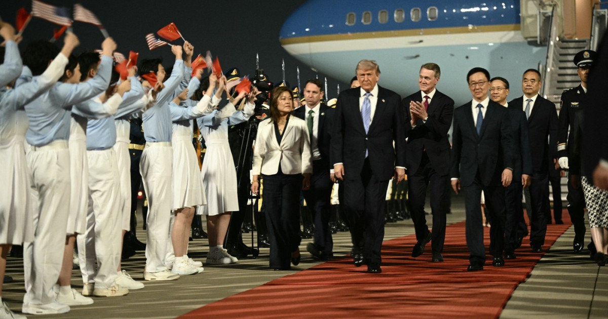 Donald Trump a ajuns la Beijing, unde îi va cere lui Xi Jinping „să deschidă China”