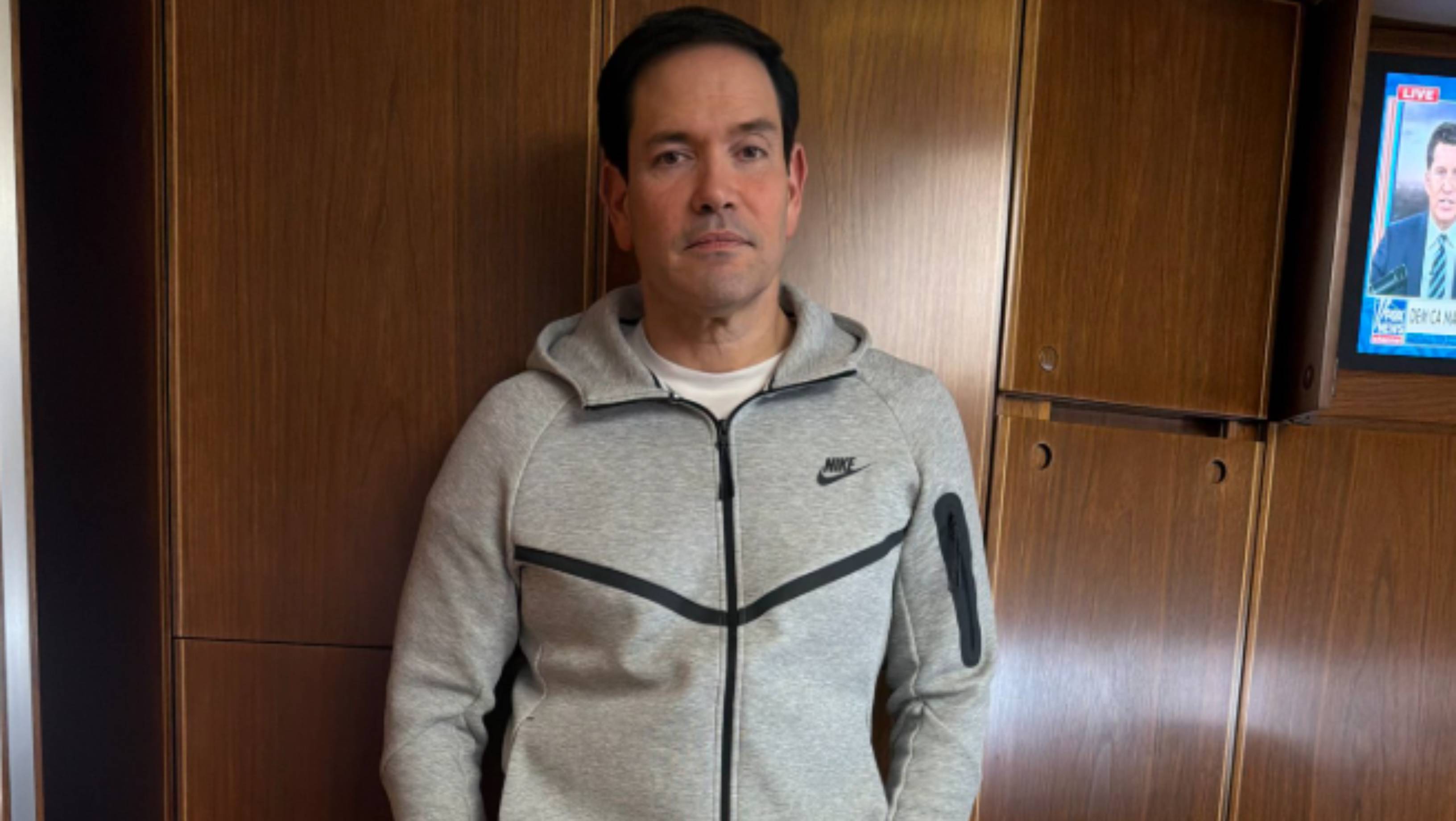 Nicolas Maduro, sursă de inspirație pentru Marco Rubio în materie de vestimentație: „Poartă cu mândrie treningul Nike Tech «Venezuela»”