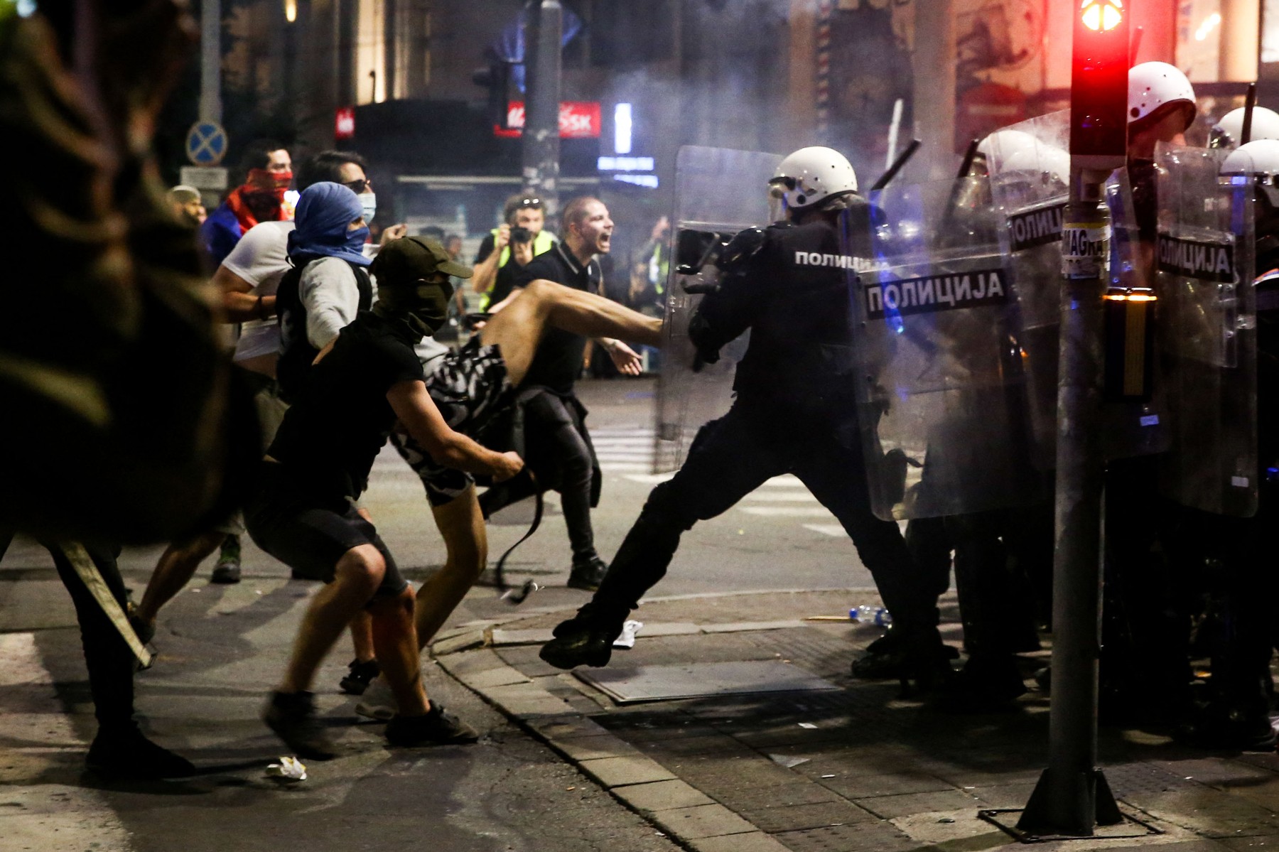 Proteste la Belgrad: 23 de persoane au fost reținute. Mai mulți manifestanți au fost răniți