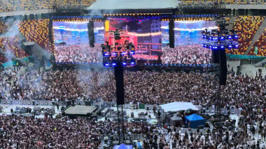 oameni pe arena nationala din bucuresti la concertul lui Max Korzh