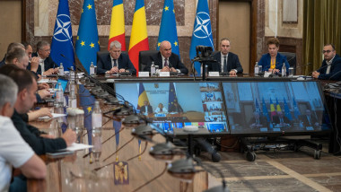 Ilie Bolojan, împreună cu Cătălin Predoiu şi Alexandru Nazare, la videoconferinţa cu prefecţii.
