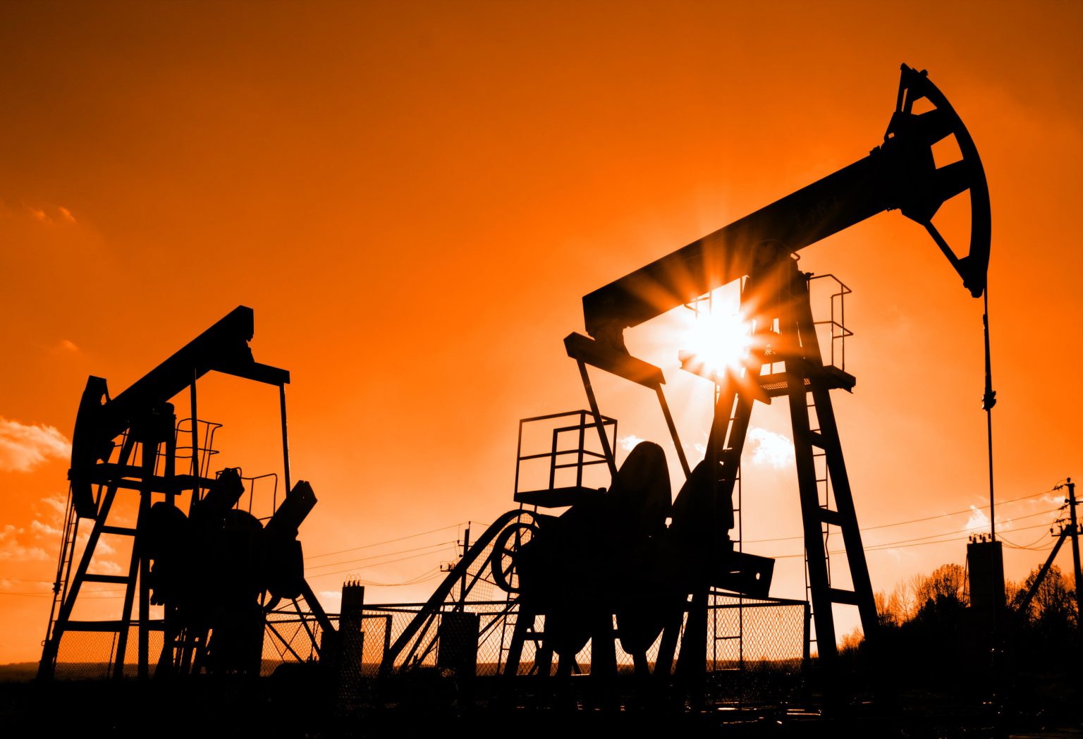 Prețul petrolului a scăzut puternic după declarațiile lui Trump privind negocierile SUA–Iran. Expert: „Există o rază de speranță”