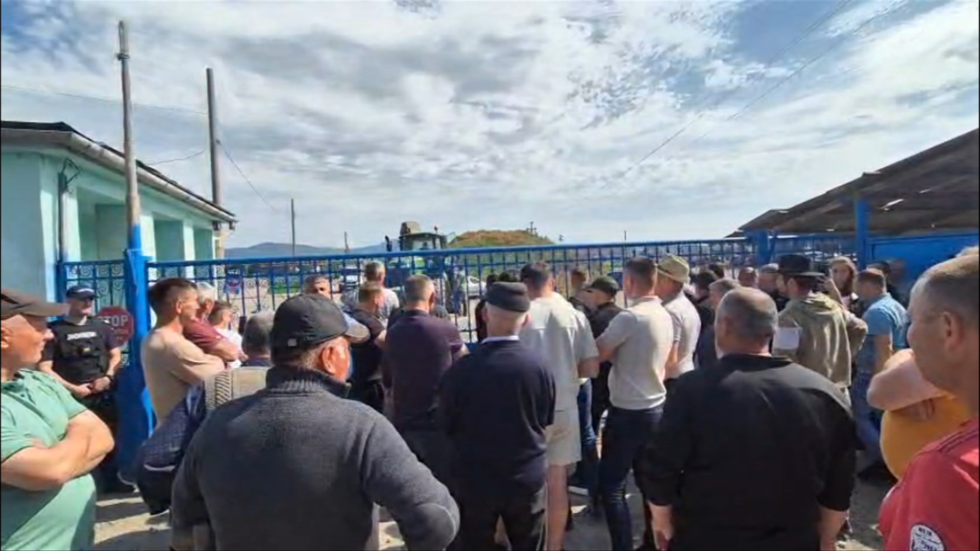 Protest în Hunedoara. Cel mai bogat oier din România, acuzat că nu a plătit milioane de euro unor fermieri: „Își bate joc de noi”