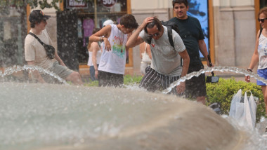 VALENCIA, SPAIN – August 17, 2025: Tourists and locals cool off in fountains and water misters as a heatwave sweeps across Spain, with temperatures in Valencia soaring above 40 degrees Celsius — the highest recorded since 1950. Credit: Eduardo Ripoll. Cre