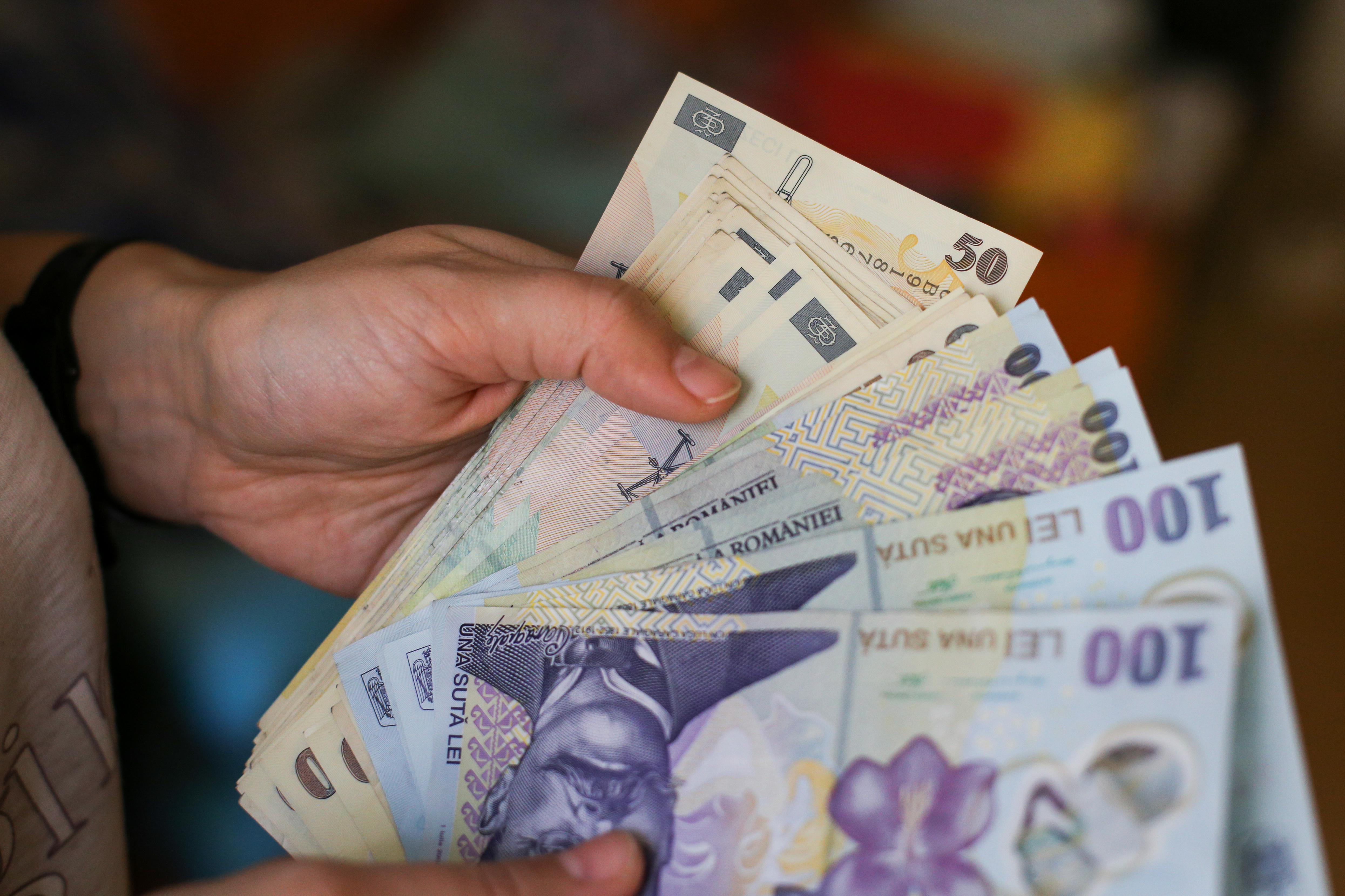 Crește indemnizația de însoțitor de la 1 iulie 2026. Suma pe care o vor primi beneficiarii după majorarea salariului minim