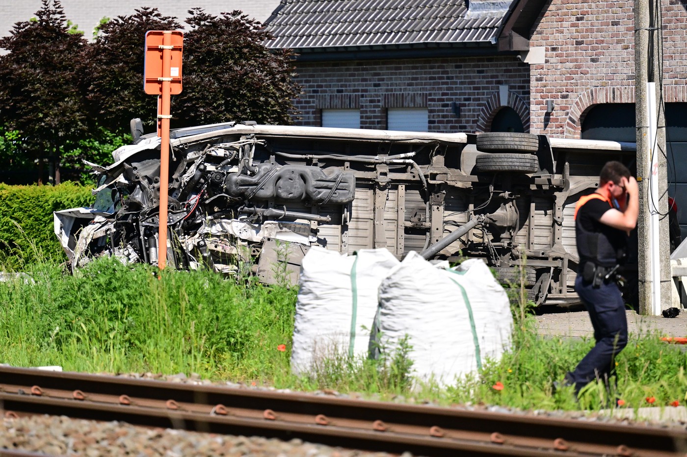 Un tren regional s-a ciocnit cu un microbuz școlar în Belgia: mai multe victime