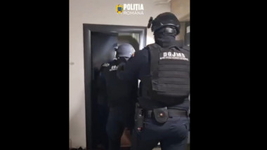 polițiști la percheziții