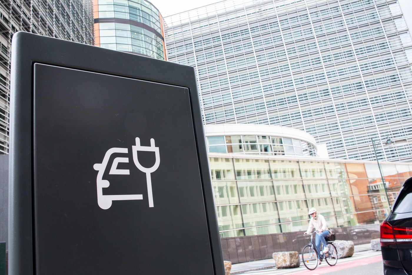 Flota „verde” a Comisiei Europene îi frustrează pe oficialii UE: Mașinile electrice trebuie reîncărcate între Bruxelles și Strasbourg