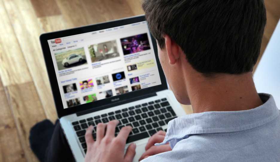 YouTube automatizează detectarea conţinuturilor create de inteligenţa artificială. Ce va face platforma după identificare