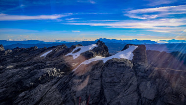 rămășițele unui ghețar de pe muntele Puncak Jaya din Indonezia