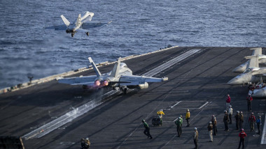 Avioane pe portavionul USS Nimitz.