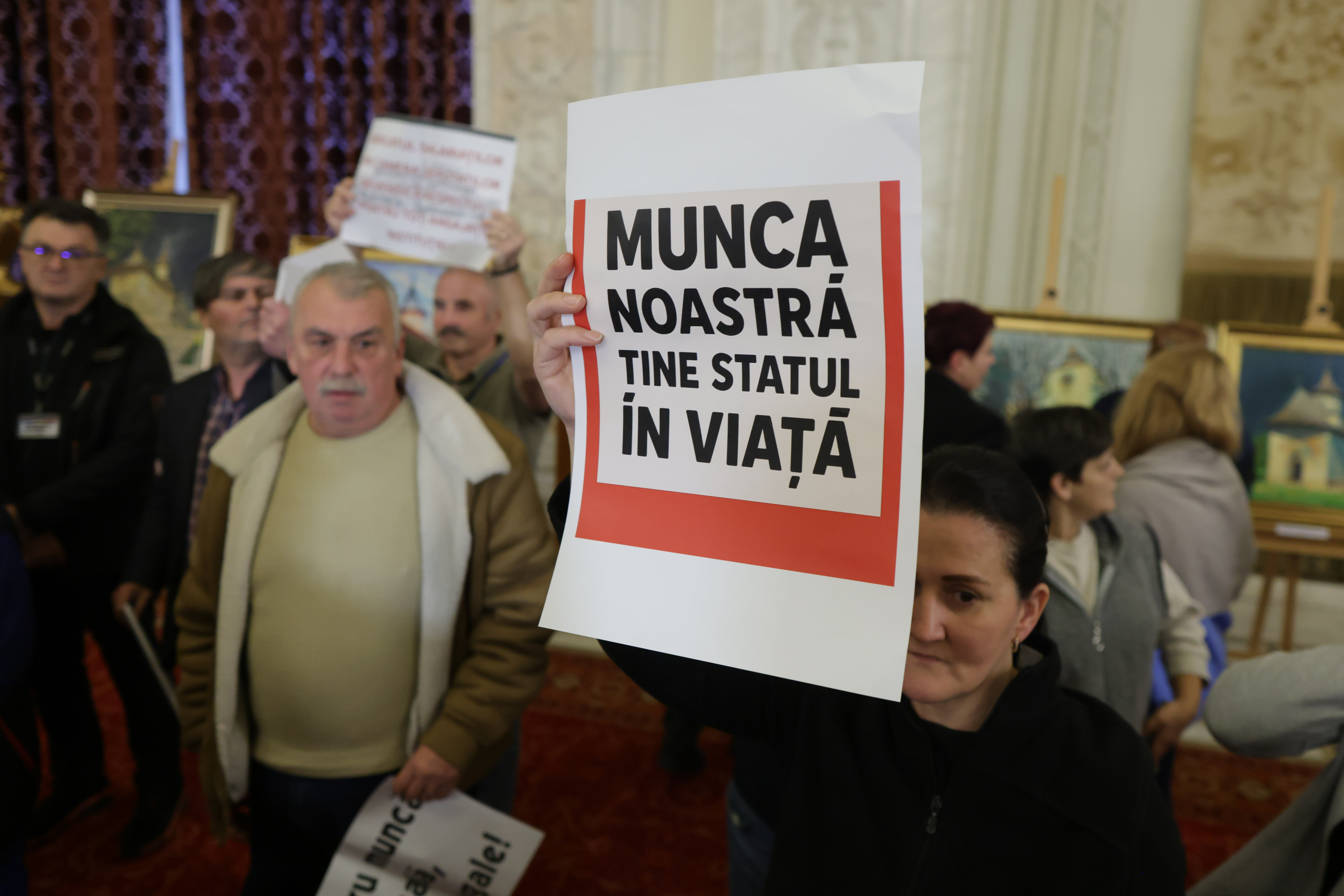Funcționarii din Parlament amenință cu greva generală din cauza noii legi a salarizării: „Nu solicităm privilegii”