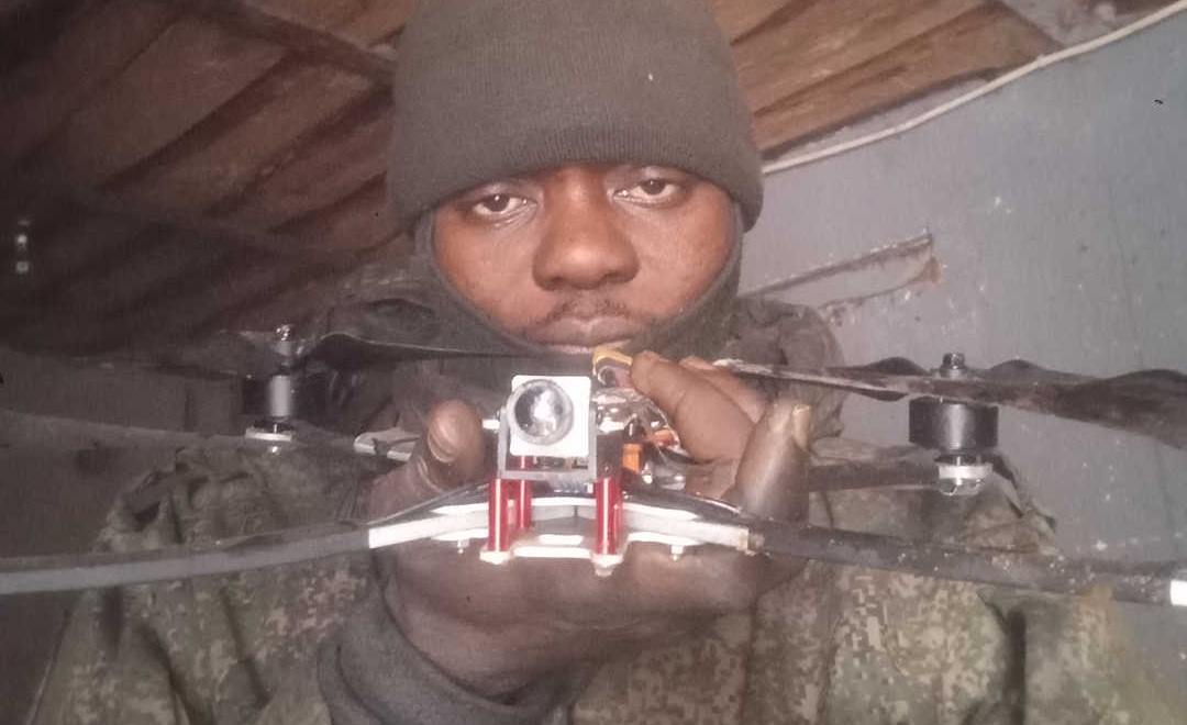 „Bilet doar dus”. Rușii recrutează muncitori nigerieni cărora le promit locuri de muncă în Rusia, dar îi trimit să moară în Ucraina