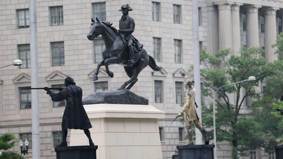 Donald Trump a reinstalat în Washington un monument dedicat unui proprietar de sclavi care fusese îndepărtat în 2020