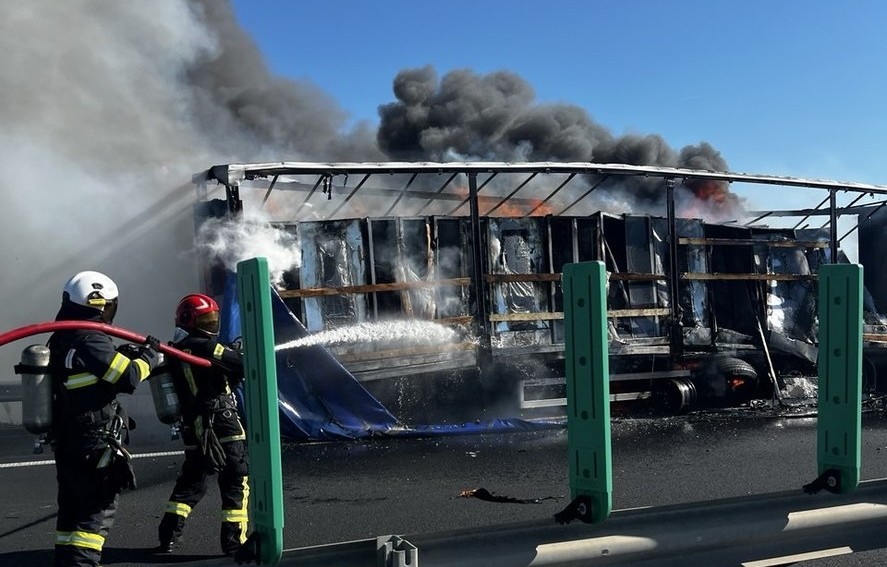 Incendiu pe autostrada A1. A luat foc un autotren încărcat cu frigorifice