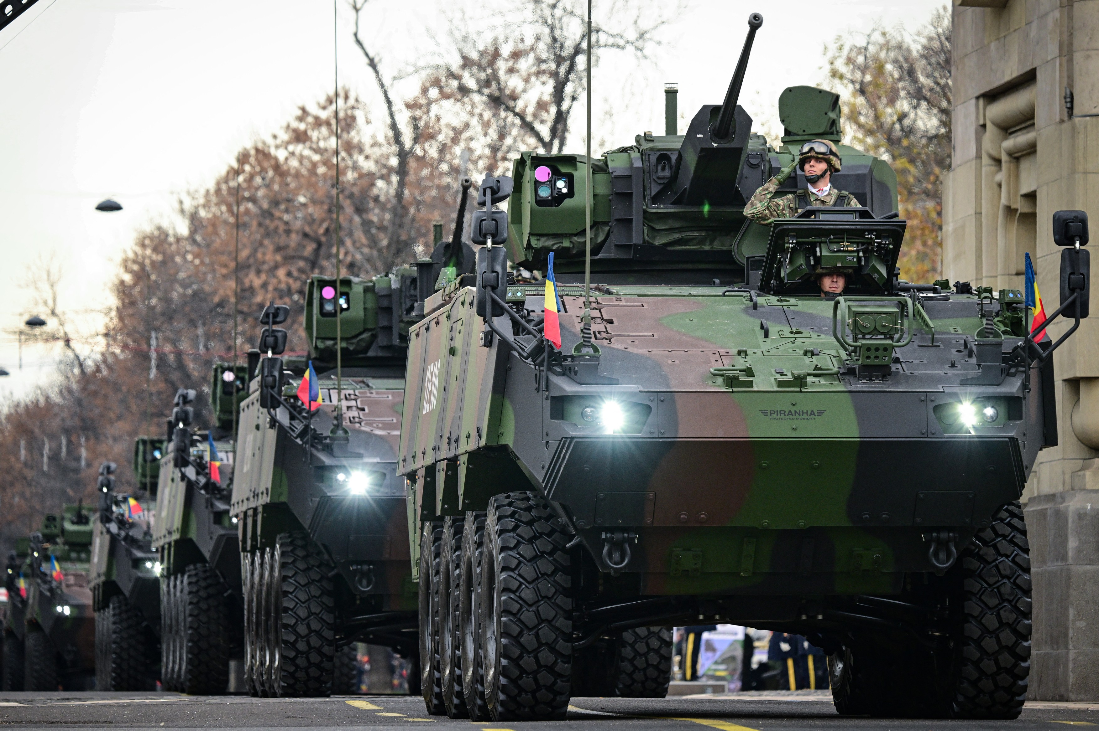 Trei transportoare blindate Piranha 5, implicate într-un accident în judeţul Sălaj. 11 militari au fost răniţi. Cauza accidentului