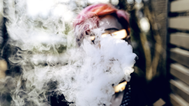 tanara fumeaza tigara electronica