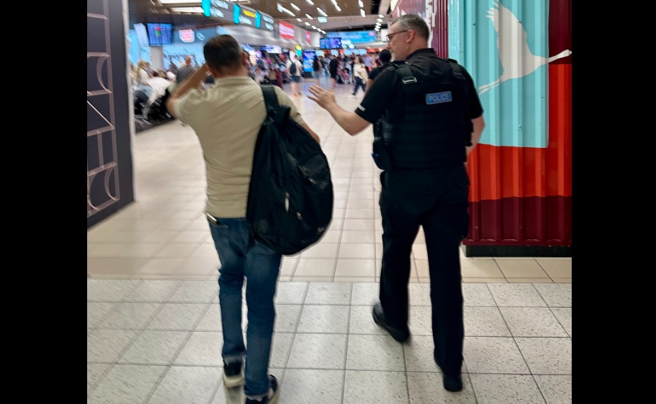Pasagerul unei curse aeriene Londra Luton - Bacău, dat jos din avion după ce a furat ochelari de soare din duty free
