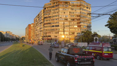 Pompieri si forte de ordine intervin dupa ce un bloc de locuinte din Galati a fost lovit de o drona, 29 mai 2026
