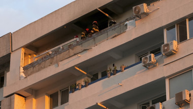 Pompieri si forte de ordine intervin dupa ce un bloc de locuinte din Galati a fost lovit de o drona, 29 mai 2026