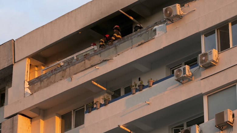 Pompieri si forte de ordine intervin dupa ce un bloc de locuinte din Galati a fost lovit de o drona, 29 mai 2026
