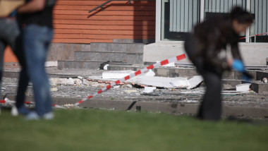 Politisti si anchetatori la blocul lovit de drona in Galati, 29 mai 2026.