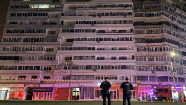 Pompieri si forte de ordine intervin dupa ce un bloc de locuinte din Galati a fost lovit de o drona, 29 mai 2026