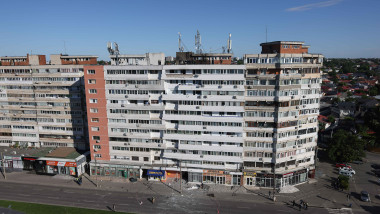 Politisti si anchetatori la blocul lovit de drona in Galati, 29 mai 2026.
