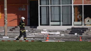 Politisti si anchetatori la blocul lovit de drona in Galati, 29 mai 2026.
