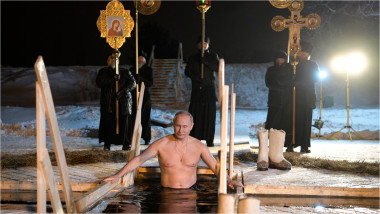 vladimir-putin-intră-în-apă-rece-bobotează