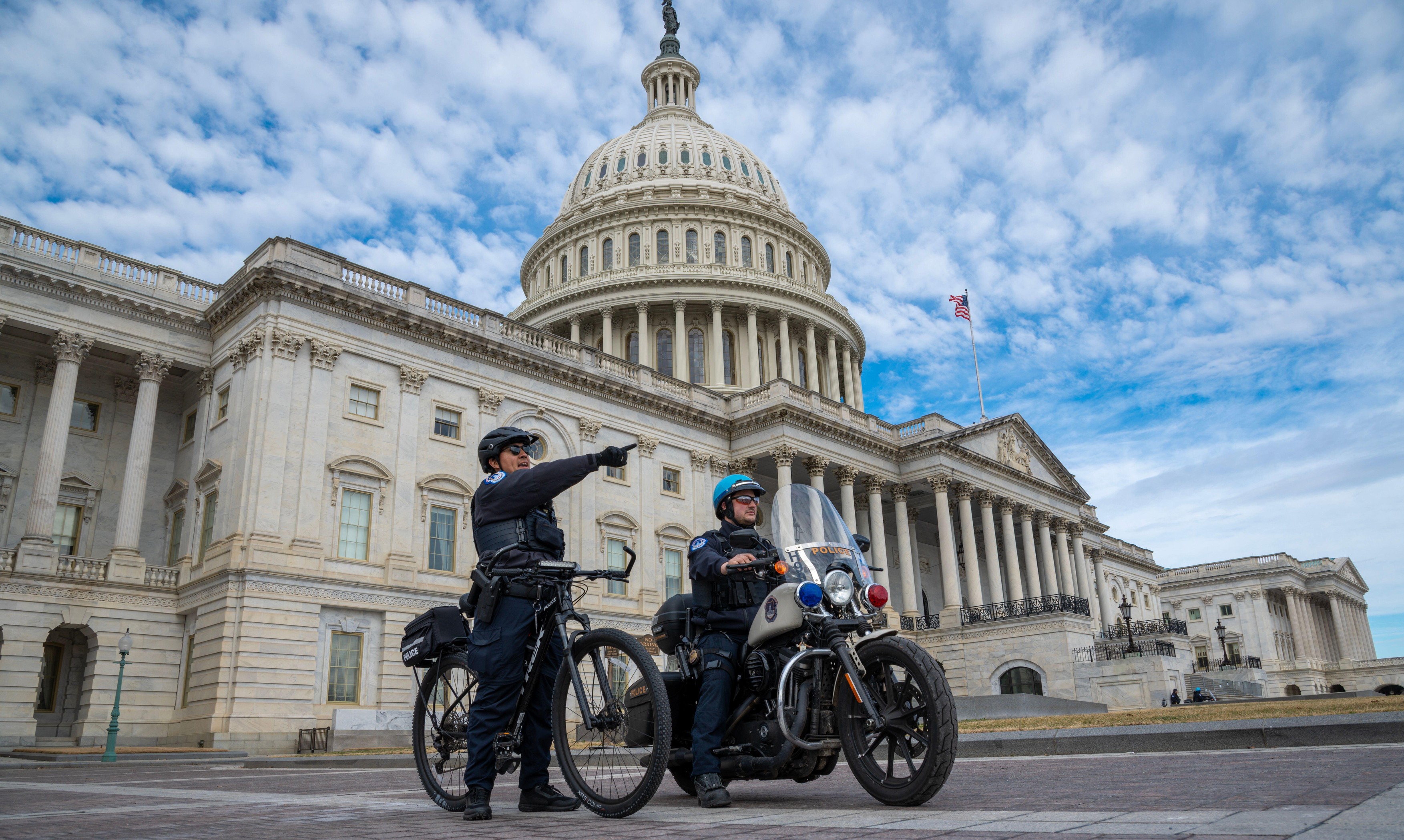 Polițiști de la Capitoliu cer în instanță blocarea fondului de 1,8 miliarde de dolari creat de Trump