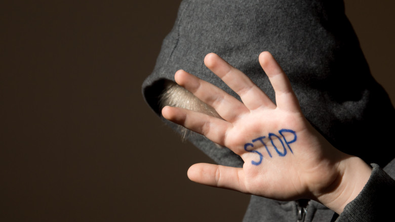 Copiii se tem să vorbească despre abuzurile prin care trec. World Vision România: „Doar 1 din 2 ar anunța poliția”. De ce rămân tăcuți