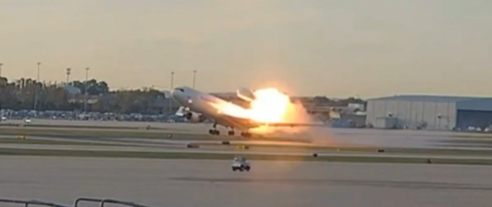 Noi imagini din tragedia aviatică din Kentucky. Momentul în care motorul unui avion cargo se desprinde în timpul decolării