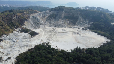 crater vulcanic din regiunea Campi Flegrei, Italia